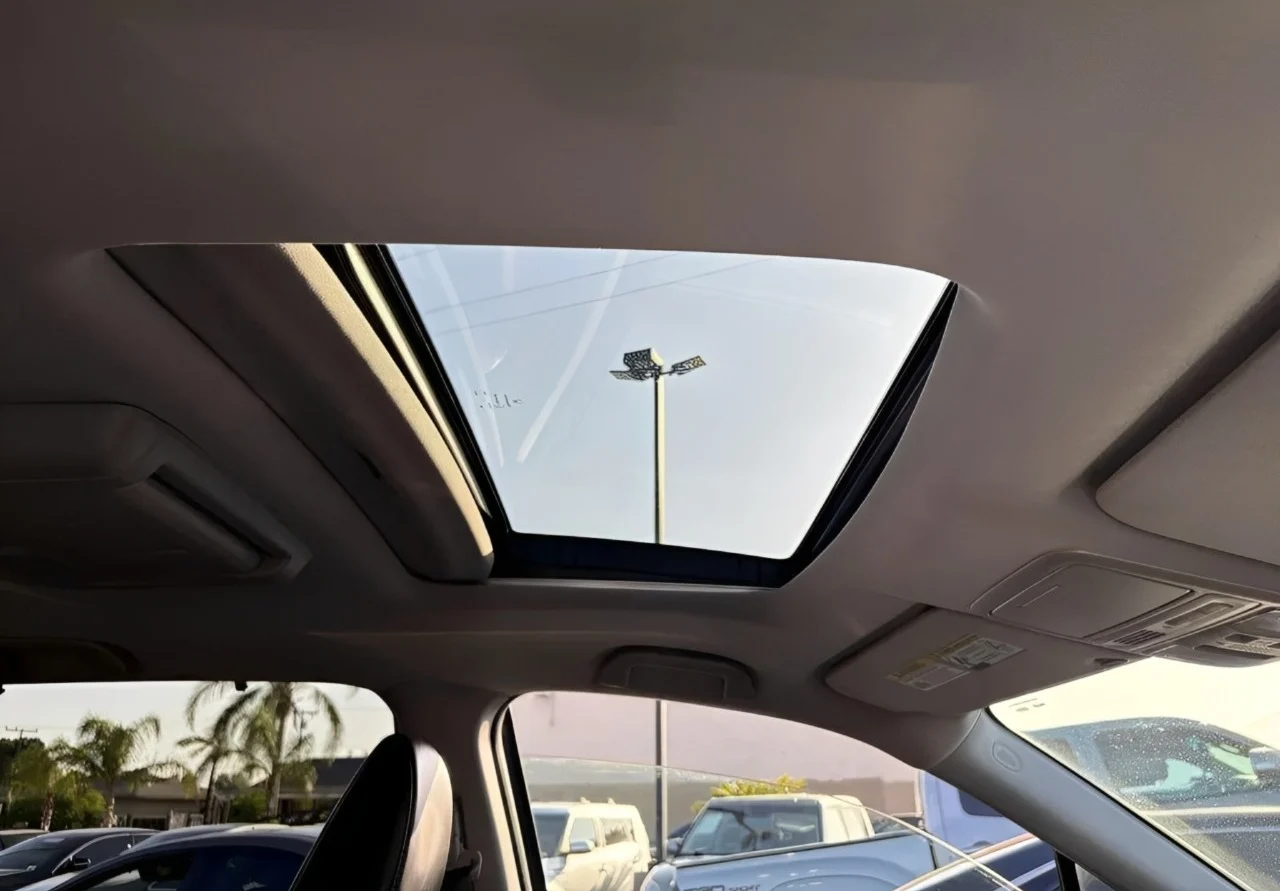 Honda Pilot Cabin With standard sunroof