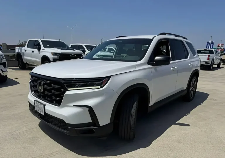 White Honda Pilot