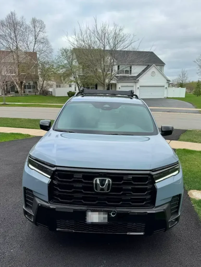 Front end Honda Pilot with Sonic Gray Pearl Color
