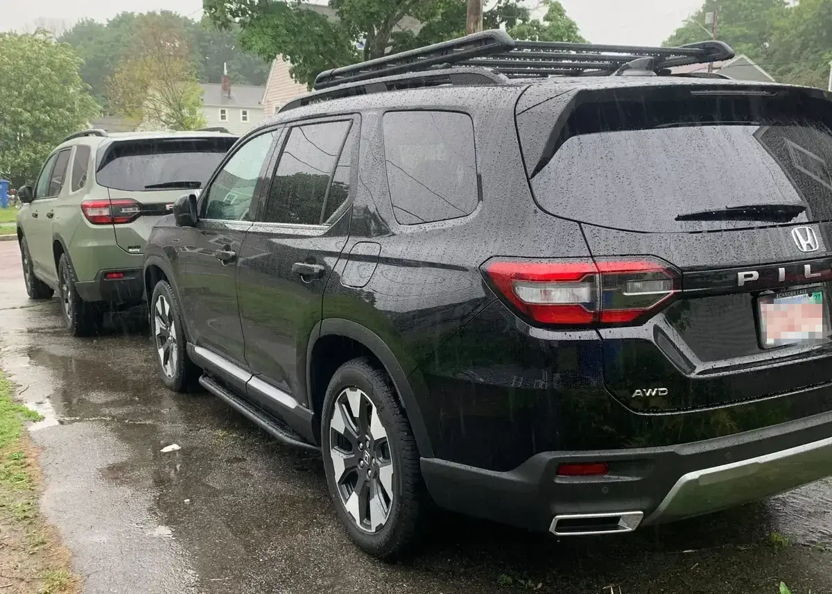 Honda Pilot Crystal Black Pearl During Rainy Days