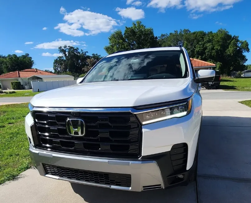 Honda Pilot with Platinum White Pearl Color Shown its Front Grille