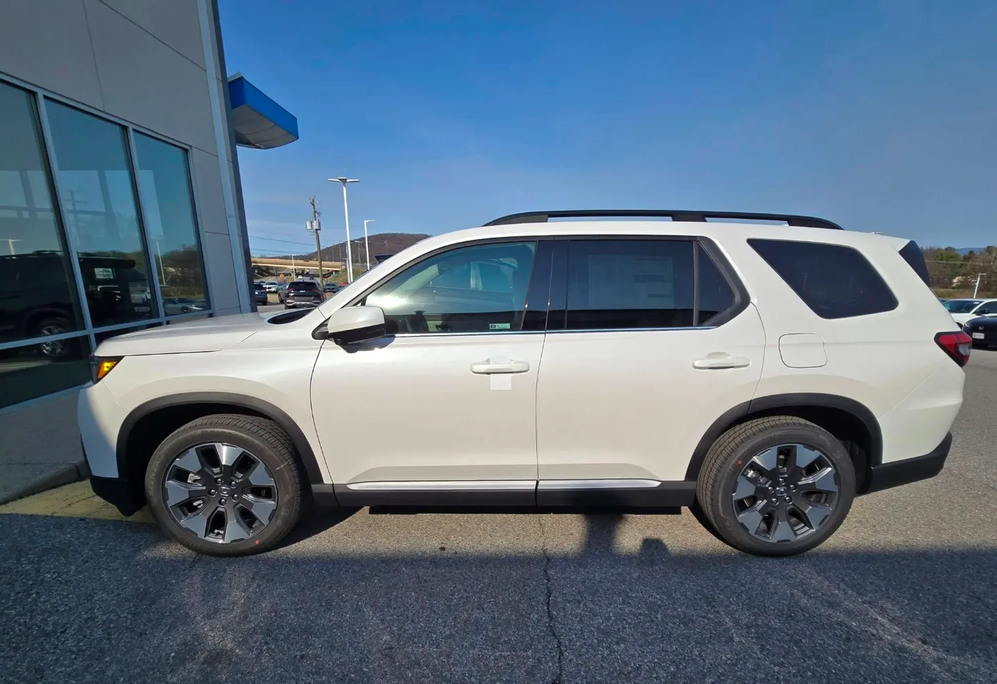 Honda Pilot with Platinum White Pearl Paint Color