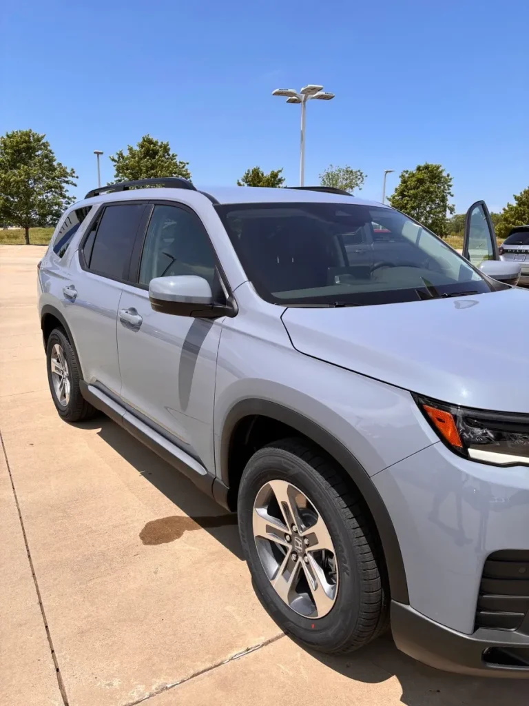 How Honda Pilot Sonic Gray Pearl Look Like during Daylight