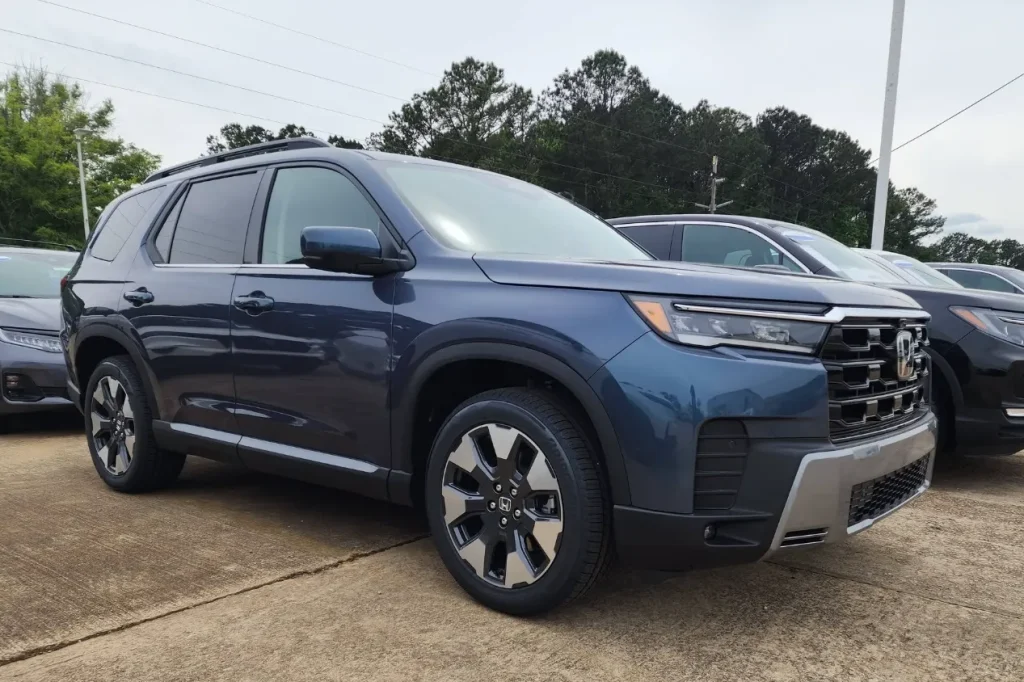 Modern Look Honda Pilot with Smoke Blue Pearl Color