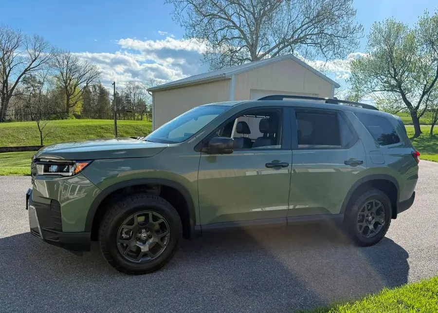 Off-road Style Pilot TrailSport with Ash Green Metallic Color