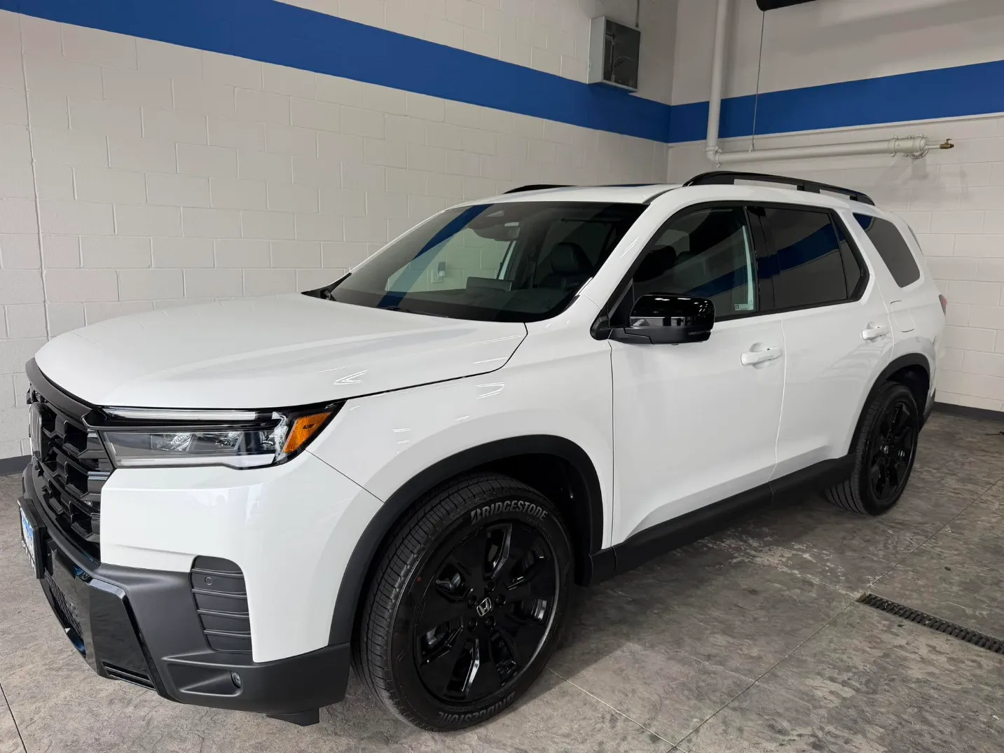 Platinum White Pearl Honda Pilot With Black Wheel