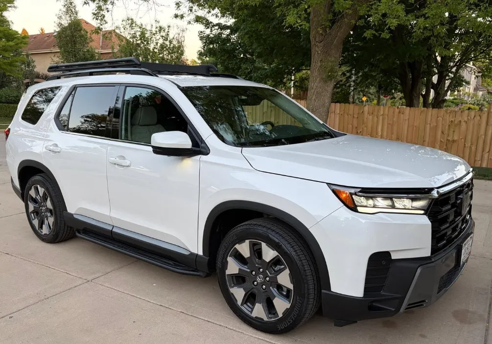 Platinum White Pearl Honda Pilot With Shark Gray Alloy Wheels