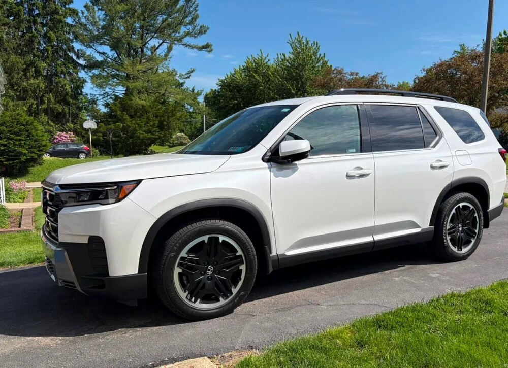 Platinum White Pearl Honda Pilot with 20 inch Matte Black Alloy Wheels