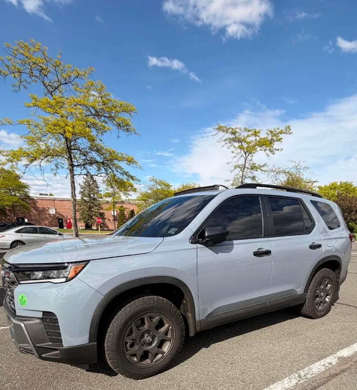 Sonic Gray Pearl Honda Pilot Look under Direct Sunlight
